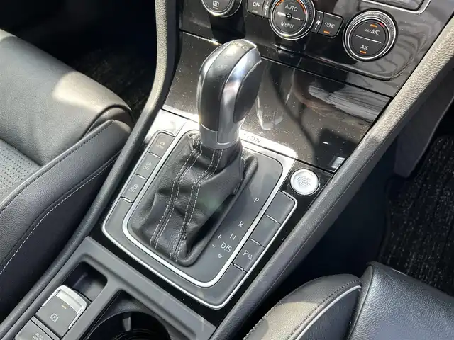 フォルクスワーゲン ゴルフ Ｒ 埼玉県 2017(平29)年 5万km ディープブラックパールエフェクト Ｒ専用黒革シート/純正メモリーナビ/(Bluetooth/USB/フルセグ)/バックカメラ/アダプティブクルーズコントロール/レムスストリートレースマフラー/バーチャルコックピット/ＴＣＲ１９インチアルミホイール/ブラインドスポットモニター