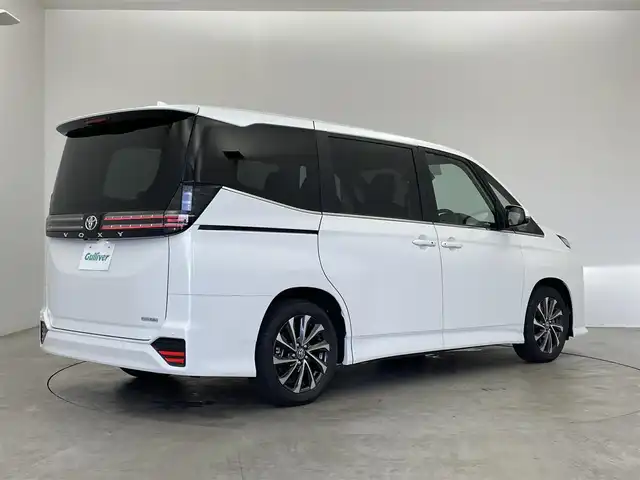 トヨタ ヴォクシー S－Z 埼玉県 2025(令7)年 0.1万km未満 ホワイトパールクリスタルシャイン 登録済未使用車　純正８インチディスプレイオーディオ　バックカメラ　レーダークルーズコントロール　快適利便パッケージ　シートヒーター　ステアリングヒーター　スペアタイヤ　三眼ＬＥＤライト