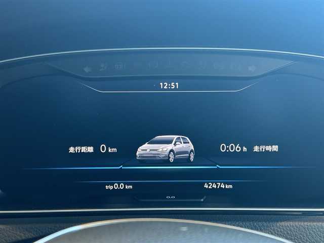 フォルクスワーゲン ゴルフ TSI ハイライン マイスター 高知県 2020(令2)年 4.3万km オリックスホワイトマザーオブパールエフェクト 純正HDDナビ/【CD/DVDBT/フルセグTV】/バックカメラ/クルーズコントロール(追従走行有り)/衝突被害軽減ブレーキ/パーキングサポートブレーキ/車線逸脱警報/車線逸脱制御/ブラインドスポットモニター/パーキングアシスト/横滑り防止/本革黒シート/シートヒーター/パワーシート(メモリ機能有り)/コーナー、バックセンサー/ETC2.0/パドルシフト/オートホールド/オートワイパー/オートライト/純正LEDライト/フォグランプ/スマートキー/プッシュスタート/MTモード付きAT/アイドリングストップ/純正アルミホイール 17インチ/純正フロアマット