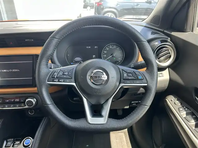 日産 キックス X ツートーンインテリアED 静岡県 2022(令4)年 3.2万km プレミアムホライズンオレンジ/ピュアブラック 2トーン エマージェンシーブレーキ/プロパイロット/純正９型ＳＤナビ/フルセグＴＶ/ＤＶＤ再生/全周囲カメラ/ドラレコ/ＥＴＣ/合皮シート/シートヒーター/ルーフレール/純正フロアマット/ＬＥＤヘッドライト/純正１７ＡＷ