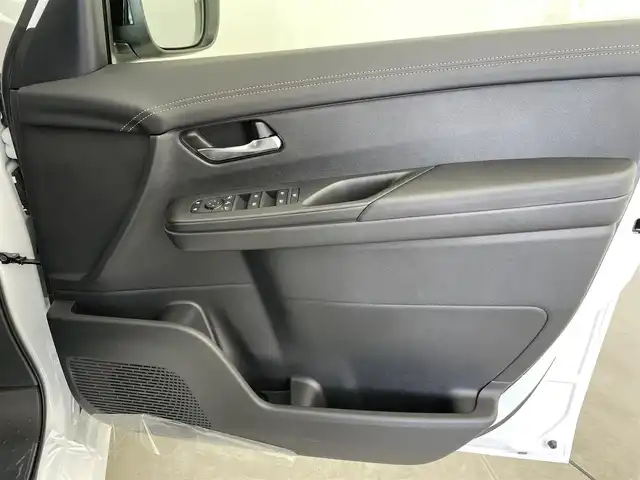 日産 セレナ e－パワー ハイウェイスター V 富山県 2025(令7)年 0.1千km 白Ⅱ 純正12.3型ナビ（AM/FM/BT/USB/HDMI/フルセグ）/全方位カメラ/純正後席モニター/ETC/両側パワースライドドア/デジタルインナーミラー/オートホールド付電子パーキング/ブラインドスポットモニター/衝突被害軽減システム/レーダークルーズコントロール/レーンキープアシスト/コーナーセンサー/横滑り防止装置/アイドリングストップ/純正アルミホイール/オートLEDライト/オートマチックハイビーム/革巻きステアリング/ステアリングスイッチ