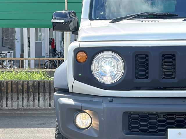 スズキ ジムニー シエラ JC 茨城県 2020(令2)年 5.2万km ピュアホワイトP 社外８インチSDナビ/-フルセグTV Bluetooth CD DVD/バックカメラ/４WD/クルーズコントロール/横滑り防止装置/ダウンヒルアシストコントロール/衝突被害軽減システム/ドライビングセーフティセンサー/LEDオートライト/前席シートヒーター/ステアリングスイッチ/背面タイヤ/純正１５インチアルミホイール/藤壺マフラー/前後社外ドライブレコーダー/スペア付きスマートキー/ETC