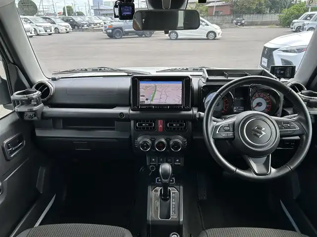 スズキ ジムニー シエラ JC 茨城県 2020(令2)年 5.2万km ピュアホワイトP 社外８インチSDナビ/-フルセグTV Bluetooth CD DVD/バックカメラ/４WD/クルーズコントロール/横滑り防止装置/ダウンヒルアシストコントロール/衝突被害軽減システム/ドライビングセーフティセンサー/LEDオートライト/前席シートヒーター/ステアリングスイッチ/背面タイヤ/純正１５インチアルミホイール/藤壺マフラー/前後社外ドライブレコーダー/スペア付きスマートキー/ETC
