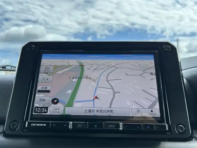 スズキ ジムニー シエラ JC 茨城県 2020(令2)年 5.2万km ピュアホワイトP 社外８インチSDナビ/-フルセグTV Bluetooth CD DVD/バックカメラ/４WD/クルーズコントロール/横滑り防止装置/ダウンヒルアシストコントロール/衝突被害軽減システム/ドライビングセーフティセンサー/LEDオートライト/前席シートヒーター/ステアリングスイッチ/背面タイヤ/純正１５インチアルミホイール/藤壺マフラー/前後社外ドライブレコーダー/スペア付きスマートキー/ETC