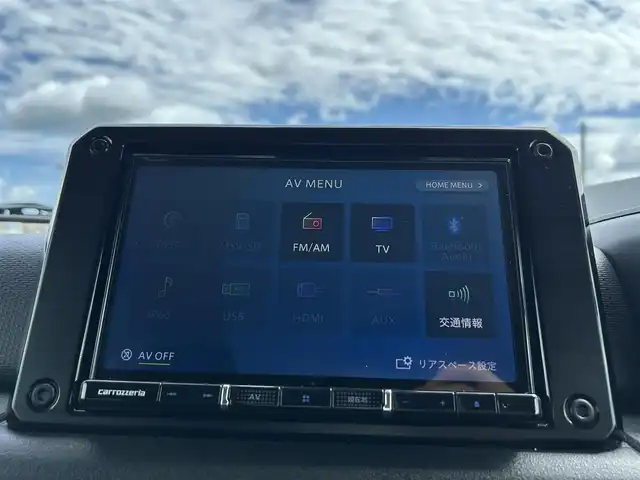 スズキ ジムニー シエラ JC 茨城県 2020(令2)年 5.2万km ピュアホワイトP 社外８インチSDナビ/-フルセグTV Bluetooth CD DVD/バックカメラ/４WD/クルーズコントロール/横滑り防止装置/ダウンヒルアシストコントロール/衝突被害軽減システム/ドライビングセーフティセンサー/LEDオートライト/前席シートヒーター/ステアリングスイッチ/背面タイヤ/純正１５インチアルミホイール/藤壺マフラー/前後社外ドライブレコーダー/スペア付きスマートキー/ETC