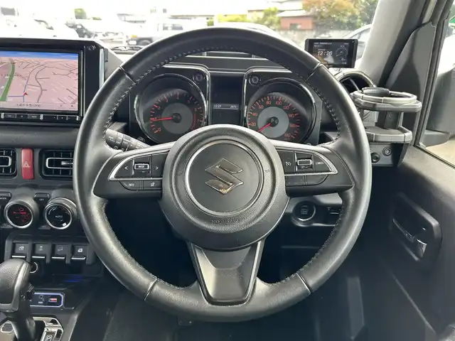 スズキ ジムニー シエラ JC 茨城県 2020(令2)年 5.2万km ピュアホワイトP 社外８インチSDナビ/-フルセグTV Bluetooth CD DVD/バックカメラ/４WD/クルーズコントロール/横滑り防止装置/ダウンヒルアシストコントロール/衝突被害軽減システム/ドライビングセーフティセンサー/LEDオートライト/前席シートヒーター/ステアリングスイッチ/背面タイヤ/純正１５インチアルミホイール/藤壺マフラー/前後社外ドライブレコーダー/スペア付きスマートキー/ETC