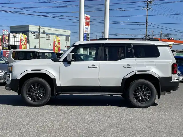 トヨタ ランドクルーザー ２５０ VX 愛知県 2024(令6)年 0.1千km プラチナホワイトパールマイカ /禁煙車//ワンオーナー//サンルーフ//モデリスタパッケージ//モデリスタオーバーフェンダー//モデリスタリアスポイラー//モデリスタリヤバンパーステップガード//モデリスタシグネチャーイルミブレード//モデリスタLEDスマートフットライト//12.3インチディスプレイオーディオ//フルセグTV/BT/USB/Miracast//パノラミックビューモニター//黒革シート//エアシート//シートヒーター//パワーシート//ETC2.0//デジタルインナーミラー//パワーバックドア//ルーフレール//サイドステップ//MTモード付AT//純正ドライブレコーダー//PCS/LDA/BSM/PDA/RSA/ACC/RCTA/RCD/クリアランスソナー/安心降車アシスト/後方車両接近検知//オートリトラウィンカーミラー//LEDオートライト//オートハイビーム//ヘッドライトウォッシャー//純正フロアマット//純正ドアバイザー//純正トノカバー//純正ラゲージソフトトレイ//プロジェクションカーテンイルミ//ドアエッジプロテクター//革巻きステアリング//ステアリングスイッチ//ステアリングヒーター//エアコンドリンクホルダー//GPSレーダー探知機//スペアスマートキー//新車時保証書//取扱説明書
