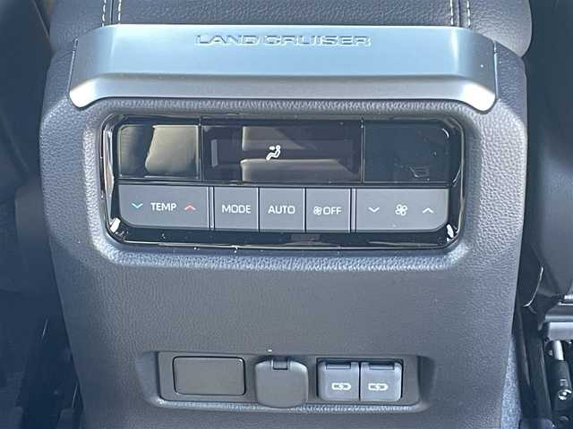 トヨタ ランドクルーザー ２５０ VX 愛知県 2024(令6)年 0.1千km プラチナホワイトパールマイカ /禁煙車//ワンオーナー//サンルーフ//モデリスタパッケージ//モデリスタオーバーフェンダー//モデリスタリアスポイラー//モデリスタリヤバンパーステップガード//モデリスタシグネチャーイルミブレード//モデリスタLEDスマートフットライト//12.3インチディスプレイオーディオ//フルセグTV/BT/USB/Miracast//パノラミックビューモニター//黒革シート//エアシート//シートヒーター//パワーシート//ETC2.0//デジタルインナーミラー//パワーバックドア//ルーフレール//サイドステップ//MTモード付AT//純正ドライブレコーダー//PCS/LDA/BSM/PDA/RSA/ACC/RCTA/RCD/クリアランスソナー/安心降車アシスト/後方車両接近検知//オートリトラウィンカーミラー//LEDオートライト//オートハイビーム//ヘッドライトウォッシャー//純正フロアマット//純正ドアバイザー//純正トノカバー//純正ラゲージソフトトレイ//プロジェクションカーテンイルミ//ドアエッジプロテクター//革巻きステアリング//ステアリングスイッチ//ステアリングヒーター//エアコンドリンクホルダー//GPSレーダー探知機//スペアスマートキー//新車時保証書//取扱説明書