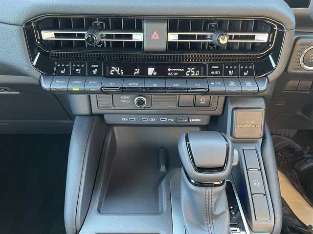 トヨタ ランドクルーザー ２５０ VX 愛知県 2024(令6)年 0.1千km プラチナホワイトパールマイカ /禁煙車//ワンオーナー//サンルーフ//モデリスタパッケージ//モデリスタオーバーフェンダー//モデリスタリアスポイラー//モデリスタリヤバンパーステップガード//モデリスタシグネチャーイルミブレード//モデリスタLEDスマートフットライト//12.3インチディスプレイオーディオ//フルセグTV/BT/USB/Miracast//パノラミックビューモニター//黒革シート//エアシート//シートヒーター//パワーシート//ETC2.0//デジタルインナーミラー//パワーバックドア//ルーフレール//サイドステップ//MTモード付AT//純正ドライブレコーダー//PCS/LDA/BSM/PDA/RSA/ACC/RCTA/RCD/クリアランスソナー/安心降車アシスト/後方車両接近検知//オートリトラウィンカーミラー//LEDオートライト//オートハイビーム//ヘッドライトウォッシャー//純正フロアマット//純正ドアバイザー//純正トノカバー//純正ラゲージソフトトレイ//プロジェクションカーテンイルミ//ドアエッジプロテクター//革巻きステアリング//ステアリングスイッチ//ステアリングヒーター//エアコンドリンクホルダー//GPSレーダー探知機//スペアスマートキー//新車時保証書//取扱説明書