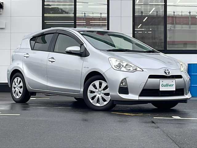 トヨタ アクア S 山口県 2013(平25)年 7.9万km シルバーM 社外SDナビ　【CN-R330D】/・Bluetooth接続/・DVD再生機能有/・フルセグTV/ETC/スマートキー/プッシュスタート/スペアキー1本/ドアバイザー/ウィンカーミラー