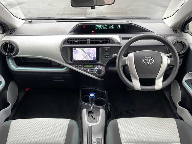 トヨタ アクア S 山口県 2013(平25)年 7.9万km シルバーM 社外SDナビ　【CN-R330D】/・Bluetooth接続/・DVD再生機能有/・フルセグTV/ETC/スマートキー/プッシュスタート/スペアキー1本/ドアバイザー/ウィンカーミラー