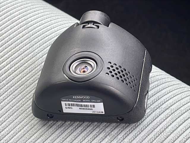 トヨタ アクア S 山口県 2013(平25)年 7.9万km シルバーM 社外SDナビ　【CN-R330D】/・Bluetooth接続/・DVD再生機能有/・フルセグTV/ETC/スマートキー/プッシュスタート/スペアキー1本/ドアバイザー/ウィンカーミラー