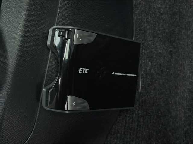 トヨタ アクア S 山口県 2013(平25)年 7.9万km シルバーM 社外SDナビ　【CN-R330D】/・Bluetooth接続/・DVD再生機能有/・フルセグTV/ETC/スマートキー/プッシュスタート/スペアキー1本/ドアバイザー/ウィンカーミラー