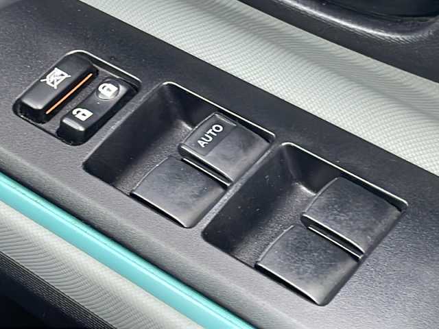 トヨタ アクア S 山口県 2013(平25)年 7.9万km シルバーM 社外SDナビ　【CN-R330D】/・Bluetooth接続/・DVD再生機能有/・フルセグTV/ETC/スマートキー/プッシュスタート/スペアキー1本/ドアバイザー/ウィンカーミラー