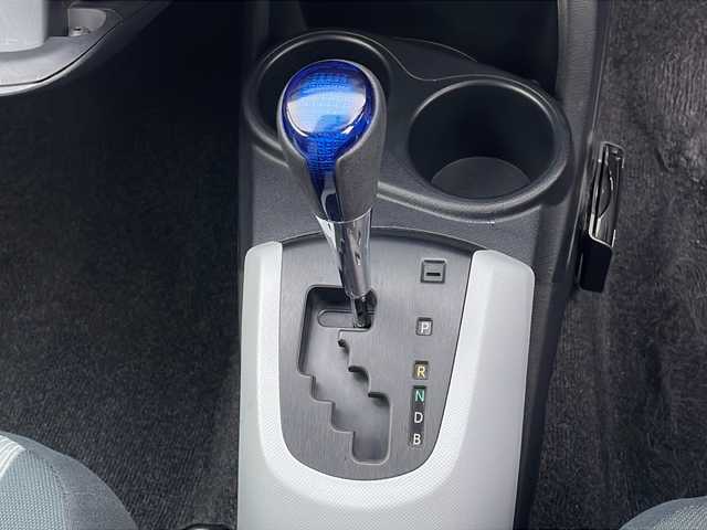 トヨタ アクア S 山口県 2013(平25)年 7.9万km シルバーM 社外SDナビ　【CN-R330D】/・Bluetooth接続/・DVD再生機能有/・フルセグTV/ETC/スマートキー/プッシュスタート/スペアキー1本/ドアバイザー/ウィンカーミラー