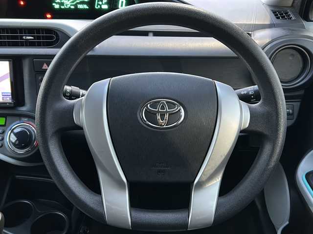 トヨタ アクア S 山口県 2013(平25)年 7.9万km シルバーM 社外SDナビ　【CN-R330D】/・Bluetooth接続/・DVD再生機能有/・フルセグTV/ETC/スマートキー/プッシュスタート/スペアキー1本/ドアバイザー/ウィンカーミラー