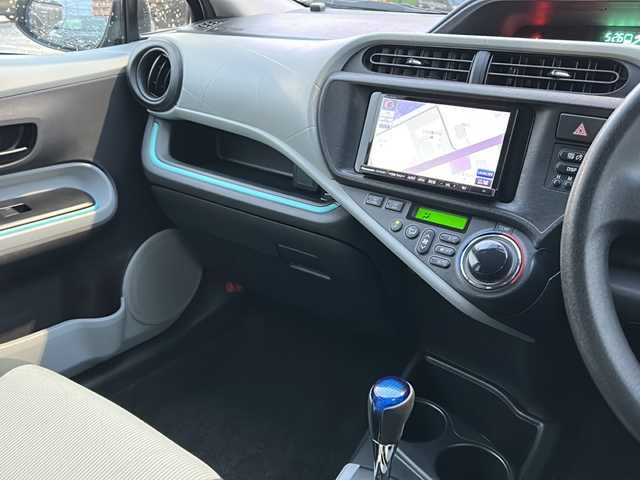 トヨタ アクア S 山口県 2013(平25)年 7.9万km シルバーM 社外SDナビ　【CN-R330D】/・Bluetooth接続/・DVD再生機能有/・フルセグTV/ETC/スマートキー/プッシュスタート/スペアキー1本/ドアバイザー/ウィンカーミラー