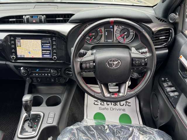 トヨタ ハイラックス Z GRスポーツ 道東・釧路十勝 2021(令3)年 4.6万km アティチュードブラックマイカ パートタイム4WDシステム/寒冷地仕様/純正ナビ/  （Bluetooth）/全方位カメラ/プリクラッシュセーフティ/レーンディパーチャーアラート/レーダークルーズコントロール/ロードサインアシスト（RSA）/先行車発進告知機能（TMN）/ヒルスタートアシストコントロール（HAC）/LEDヘッドライト/LEDフォグライト/フロントワイパーデアイサ―/ミラーヒーター/リヤフォグライト/パワーシート/ハーフレザーシート/コーナーセンサー/アイドリングストップ/ステアリングリモコン/革巻きステアリング/パドルシフト/横滑り防止装置/リヤデフロック/USBソケット/ETC/ドアバイザー/社外フロアマット/スペアタイヤ/社外マフラー（JAOS/BATTLEZ）/KYBリフトアップキット（１インチ）/リヤ三面スモーク施工/純正エンジンスターター/スマートキー/エンジンプッシュスタート/スペアキー/取扱説明書/保証書/ナビ取説/純正18インチアルミホイール