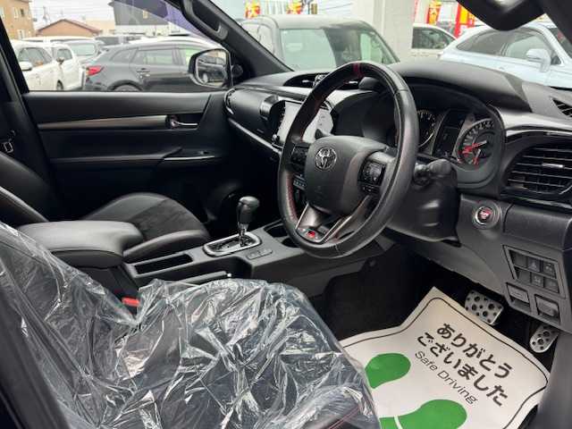 トヨタ ハイラックス Z GRスポーツ 道東・釧路十勝 2021(令3)年 4.6万km アティチュードブラックマイカ パートタイム4WDシステム/寒冷地仕様/純正ナビ/  （Bluetooth）/全方位カメラ/プリクラッシュセーフティ/レーンディパーチャーアラート/レーダークルーズコントロール/ロードサインアシスト（RSA）/先行車発進告知機能（TMN）/ヒルスタートアシストコントロール（HAC）/LEDヘッドライト/LEDフォグライト/フロントワイパーデアイサ―/ミラーヒーター/リヤフォグライト/パワーシート/ハーフレザーシート/コーナーセンサー/アイドリングストップ/ステアリングリモコン/革巻きステアリング/パドルシフト/横滑り防止装置/リヤデフロック/USBソケット/ETC/ドアバイザー/社外フロアマット/スペアタイヤ/社外マフラー（JAOS/BATTLEZ）/KYBリフトアップキット（１インチ）/リヤ三面スモーク施工/純正エンジンスターター/スマートキー/エンジンプッシュスタート/スペアキー/取扱説明書/保証書/ナビ取説/純正18インチアルミホイール