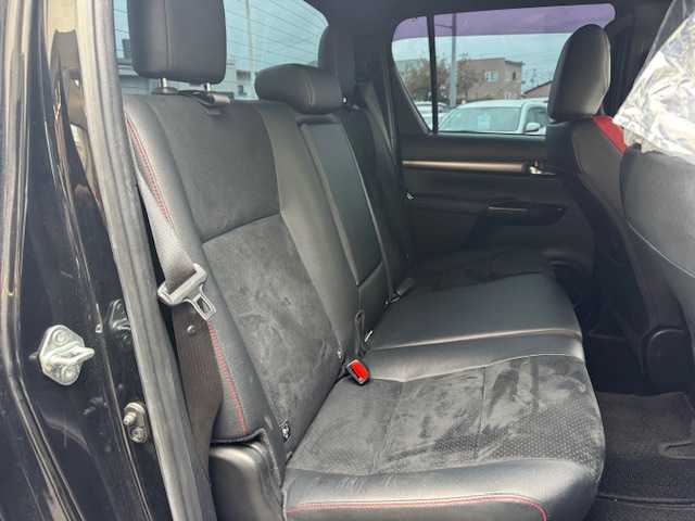 トヨタ ハイラックス Z GRスポーツ 道東・釧路十勝 2021(令3)年 4.6万km アティチュードブラックマイカ パートタイム4WDシステム/寒冷地仕様/純正ナビ/  （Bluetooth）/全方位カメラ/プリクラッシュセーフティ/レーンディパーチャーアラート/レーダークルーズコントロール/ロードサインアシスト（RSA）/先行車発進告知機能（TMN）/ヒルスタートアシストコントロール（HAC）/LEDヘッドライト/LEDフォグライト/フロントワイパーデアイサ―/ミラーヒーター/リヤフォグライト/パワーシート/ハーフレザーシート/コーナーセンサー/アイドリングストップ/ステアリングリモコン/革巻きステアリング/パドルシフト/横滑り防止装置/リヤデフロック/USBソケット/ETC/ドアバイザー/社外フロアマット/スペアタイヤ/社外マフラー（JAOS/BATTLEZ）/KYBリフトアップキット（１インチ）/リヤ三面スモーク施工/純正エンジンスターター/スマートキー/エンジンプッシュスタート/スペアキー/取扱説明書/保証書/ナビ取説/純正18インチアルミホイール