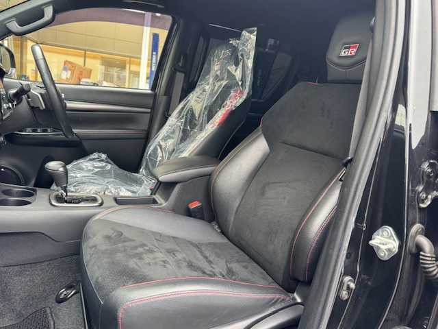 トヨタ ハイラックス Z GRスポーツ 道東・釧路十勝 2021(令3)年 4.6万km アティチュードブラックマイカ パートタイム4WDシステム/寒冷地仕様/純正ナビ/  （Bluetooth）/全方位カメラ/プリクラッシュセーフティ/レーンディパーチャーアラート/レーダークルーズコントロール/ロードサインアシスト（RSA）/先行車発進告知機能（TMN）/ヒルスタートアシストコントロール（HAC）/LEDヘッドライト/LEDフォグライト/フロントワイパーデアイサ―/ミラーヒーター/リヤフォグライト/パワーシート/ハーフレザーシート/コーナーセンサー/アイドリングストップ/ステアリングリモコン/革巻きステアリング/パドルシフト/横滑り防止装置/リヤデフロック/USBソケット/ETC/ドアバイザー/社外フロアマット/スペアタイヤ/社外マフラー（JAOS/BATTLEZ）/KYBリフトアップキット（１インチ）/リヤ三面スモーク施工/純正エンジンスターター/スマートキー/エンジンプッシュスタート/スペアキー/取扱説明書/保証書/ナビ取説/純正18インチアルミホイール