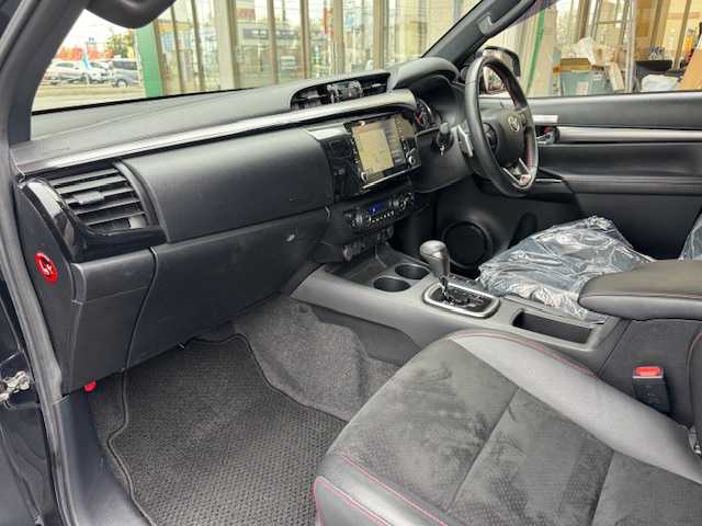 トヨタ ハイラックス Z GRスポーツ 道東・釧路十勝 2021(令3)年 4.6万km アティチュードブラックマイカ パートタイム4WDシステム/寒冷地仕様/純正ナビ/  （Bluetooth）/全方位カメラ/プリクラッシュセーフティ/レーンディパーチャーアラート/レーダークルーズコントロール/ロードサインアシスト（RSA）/先行車発進告知機能（TMN）/ヒルスタートアシストコントロール（HAC）/LEDヘッドライト/LEDフォグライト/フロントワイパーデアイサ―/ミラーヒーター/リヤフォグライト/パワーシート/ハーフレザーシート/コーナーセンサー/アイドリングストップ/ステアリングリモコン/革巻きステアリング/パドルシフト/横滑り防止装置/リヤデフロック/USBソケット/ETC/ドアバイザー/社外フロアマット/スペアタイヤ/社外マフラー（JAOS/BATTLEZ）/KYBリフトアップキット（１インチ）/リヤ三面スモーク施工/純正エンジンスターター/スマートキー/エンジンプッシュスタート/スペアキー/取扱説明書/保証書/ナビ取説/純正18インチアルミホイール