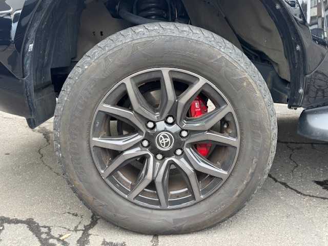 トヨタ ハイラックス Z GRスポーツ 道東・釧路十勝 2021(令3)年 4.6万km アティチュードブラックマイカ パートタイム4WDシステム/寒冷地仕様/純正ナビ/  （Bluetooth）/全方位カメラ/プリクラッシュセーフティ/レーンディパーチャーアラート/レーダークルーズコントロール/ロードサインアシスト（RSA）/先行車発進告知機能（TMN）/ヒルスタートアシストコントロール（HAC）/LEDヘッドライト/LEDフォグライト/フロントワイパーデアイサ―/ミラーヒーター/リヤフォグライト/パワーシート/ハーフレザーシート/コーナーセンサー/アイドリングストップ/ステアリングリモコン/革巻きステアリング/パドルシフト/横滑り防止装置/リヤデフロック/USBソケット/ETC/ドアバイザー/社外フロアマット/スペアタイヤ/社外マフラー（JAOS/BATTLEZ）/KYBリフトアップキット（１インチ）/リヤ三面スモーク施工/純正エンジンスターター/スマートキー/エンジンプッシュスタート/スペアキー/取扱説明書/保証書/ナビ取説/純正18インチアルミホイール