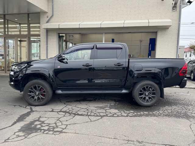 トヨタ ハイラックス Z GRスポーツ 道東・釧路十勝 2021(令3)年 4.6万km アティチュードブラックマイカ パートタイム4WDシステム/寒冷地仕様/純正ナビ/  （Bluetooth）/全方位カメラ/プリクラッシュセーフティ/レーンディパーチャーアラート/レーダークルーズコントロール/ロードサインアシスト（RSA）/先行車発進告知機能（TMN）/ヒルスタートアシストコントロール（HAC）/LEDヘッドライト/LEDフォグライト/フロントワイパーデアイサ―/ミラーヒーター/リヤフォグライト/パワーシート/ハーフレザーシート/コーナーセンサー/アイドリングストップ/ステアリングリモコン/革巻きステアリング/パドルシフト/横滑り防止装置/リヤデフロック/USBソケット/ETC/ドアバイザー/社外フロアマット/スペアタイヤ/社外マフラー（JAOS/BATTLEZ）/KYBリフトアップキット（１インチ）/リヤ三面スモーク施工/純正エンジンスターター/スマートキー/エンジンプッシュスタート/スペアキー/取扱説明書/保証書/ナビ取説/純正18インチアルミホイール