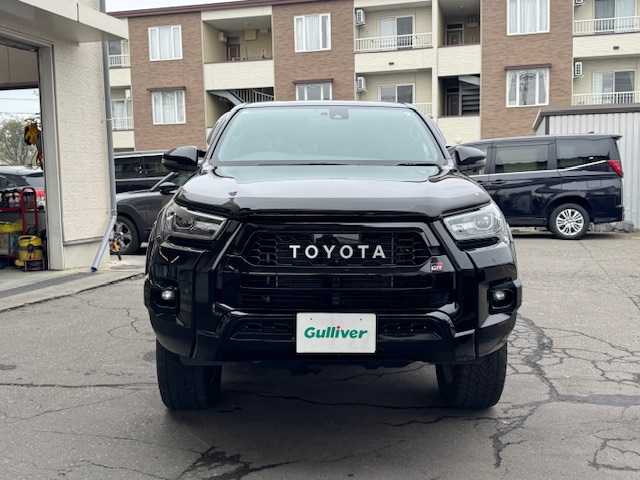 トヨタ ハイラックス Z GRスポーツ 道東・釧路十勝 2021(令3)年 4.6万km アティチュードブラックマイカ パートタイム4WDシステム/寒冷地仕様/純正ナビ/  （Bluetooth）/全方位カメラ/プリクラッシュセーフティ/レーンディパーチャーアラート/レーダークルーズコントロール/ロードサインアシスト（RSA）/先行車発進告知機能（TMN）/ヒルスタートアシストコントロール（HAC）/LEDヘッドライト/LEDフォグライト/フロントワイパーデアイサ―/ミラーヒーター/リヤフォグライト/パワーシート/ハーフレザーシート/コーナーセンサー/アイドリングストップ/ステアリングリモコン/革巻きステアリング/パドルシフト/横滑り防止装置/リヤデフロック/USBソケット/ETC/ドアバイザー/社外フロアマット/スペアタイヤ/社外マフラー（JAOS/BATTLEZ）/KYBリフトアップキット（１インチ）/リヤ三面スモーク施工/純正エンジンスターター/スマートキー/エンジンプッシュスタート/スペアキー/取扱説明書/保証書/ナビ取説/純正18インチアルミホイール