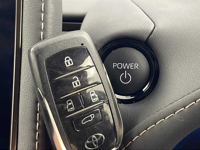 トヨタ アルファードハイブリット Z 秋田県 2025(令7)年 1万km プラチナホワイトパールマイカ 4WD/寒冷地仕様/純正14型ナビ/Bluetooth/フルセグ/バックカメラ/両側パワースライドドア/パワーバックドア/レーダークルーズコントロール/オットマン/レザーシート/パワーシート/シートヒーター/ベンチレーション/クリアランスソナー/ビルトインETC/アイドリングストップ/純正フロアマット/純正アルミホイール/横滑り防止装置/レーンキープアシスト/盗難防止装置/オートライト/オートマチックハイビーム/衝突被害軽減システム/スマートキー