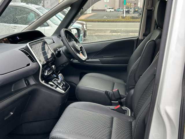 日産 セレナ マルチベッド e－パワーHWS V 千葉県 2020(令2)年 3.7万km ブリリアントホワイトパール 9型ナビ　バックカメラ　プロパイロット　両側パワースライドドア　ハンズフリーオートスライド　シートヒーター　ステアリングヒーター　ＥＴＣ　純正ドラレコ　フルセグＴＶ　Ｂｔ　ＤＶＤ　Ｂｌｕ－ｒａｙ　エアロ