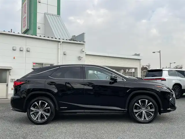 レクサス ＲＸ 450h バージョンL 兵庫県 2017(平29)年 2.8万km ブラック /OP ムーンルーフ（チルト&スライド）//純正12.3インチSDナビ//地デジ/DVD/BT/USB/AUX//走行中視聴可能//ステアリングリモコン（ハンドルヒーター付）//パノラミックビューモニター//フルカラーヘッドアップディスプレイ//黒本革シート//ヒーター/ベンチレーション/パワーシート（前席メモリ付）//後席ヒーター/電動リクライニング//2列目電動格納シート//3眼LEDヘッドランプ//LEDフォグランプ//シーケンシャルターンランプ//純正20インチAW//ビルトインETC//前方ドライブレコーダー/【セーフティ】//プリクラッシュセーフティ（PCS）//レーンキーピングアシスト（LKA）//レーダークルーズコントロール//オートマチックハイビーム（AHB）//ブラインドスポットモニター（BSM）//タイヤ空気圧ウォーニング（TPMS）//インテリジェントクリアランスソナー（ICS）//クリアランスソナー//リヤクロストラフィックアラート（RCTA）