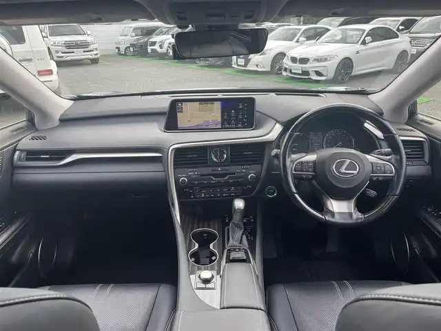 レクサス ＲＸ 450h バージョンL 兵庫県 2017(平29)年 2.8万km ブラック /OP ムーンルーフ（チルト&スライド）//純正12.3インチSDナビ//地デジ/DVD/BT/USB/AUX//走行中視聴可能//ステアリングリモコン（ハンドルヒーター付）//パノラミックビューモニター//フルカラーヘッドアップディスプレイ//黒本革シート//ヒーター/ベンチレーション/パワーシート（前席メモリ付）//後席ヒーター/電動リクライニング//2列目電動格納シート//3眼LEDヘッドランプ//LEDフォグランプ//シーケンシャルターンランプ//純正20インチAW//ビルトインETC//前方ドライブレコーダー/【セーフティ】//プリクラッシュセーフティ（PCS）//レーンキーピングアシスト（LKA）//レーダークルーズコントロール//オートマチックハイビーム（AHB）//ブラインドスポットモニター（BSM）//タイヤ空気圧ウォーニング（TPMS）//インテリジェントクリアランスソナー（ICS）//クリアランスソナー//リヤクロストラフィックアラート（RCTA）