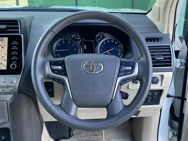 トヨタ ランドクルーザー プラド TX Lパッケージ 香川県 2022(令4)年 3万km ホワイトパールクリスタルシャイン 登録時走行距離：29532km/メーカー純正9型ナビ/　BT接続 フルセグTV/パノラミックビューモニター/プリクラッシュセーフティシステム/レーダークルーズコントロール/レーンキープアシスト/クリアランスソナー/ブラインドスポットモニター/オートハイビーム/LEDヘッドライト/オートライト/フォグランプ/ヘッドライトウォッシャー/ルーフレール/ベージュレザーシート/シートヒーター/エアシート/パワーシート/ビルトインETC2.0/プッシュスタート/スマートキー