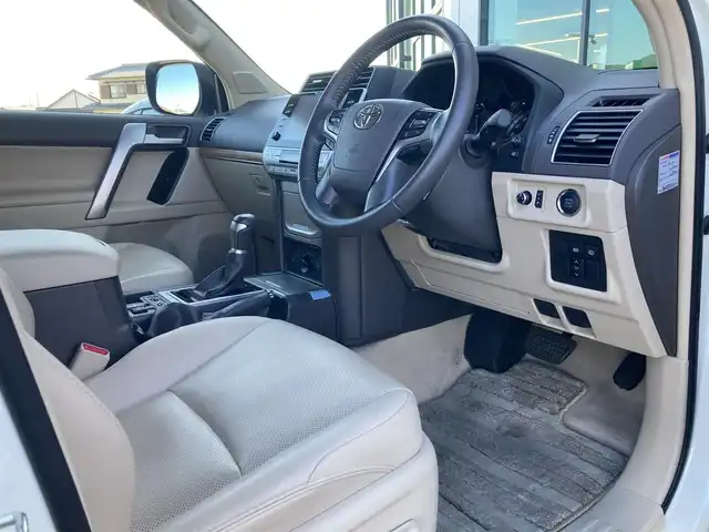 トヨタ ランドクルーザー プラド TX Lパッケージ 香川県 2022(令4)年 3万km ホワイトパールクリスタルシャイン 登録時走行距離：29532km/メーカー純正9型ナビ/　BT接続 フルセグTV/パノラミックビューモニター/プリクラッシュセーフティシステム/レーダークルーズコントロール/レーンキープアシスト/クリアランスソナー/ブラインドスポットモニター/オートハイビーム/LEDヘッドライト/オートライト/フォグランプ/ヘッドライトウォッシャー/ルーフレール/ベージュレザーシート/シートヒーター/エアシート/パワーシート/ビルトインETC2.0/プッシュスタート/スマートキー