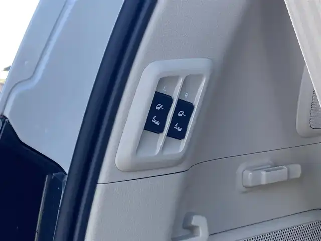 トヨタ ランドクルーザー プラド TX Lパッケージ 香川県 2022(令4)年 3万km ホワイトパールクリスタルシャイン 登録時走行距離：29532km/メーカー純正9型ナビ/　BT接続 フルセグTV/パノラミックビューモニター/プリクラッシュセーフティシステム/レーダークルーズコントロール/レーンキープアシスト/クリアランスソナー/ブラインドスポットモニター/オートハイビーム/LEDヘッドライト/オートライト/フォグランプ/ヘッドライトウォッシャー/ルーフレール/ベージュレザーシート/シートヒーター/エアシート/パワーシート/ビルトインETC2.0/プッシュスタート/スマートキー