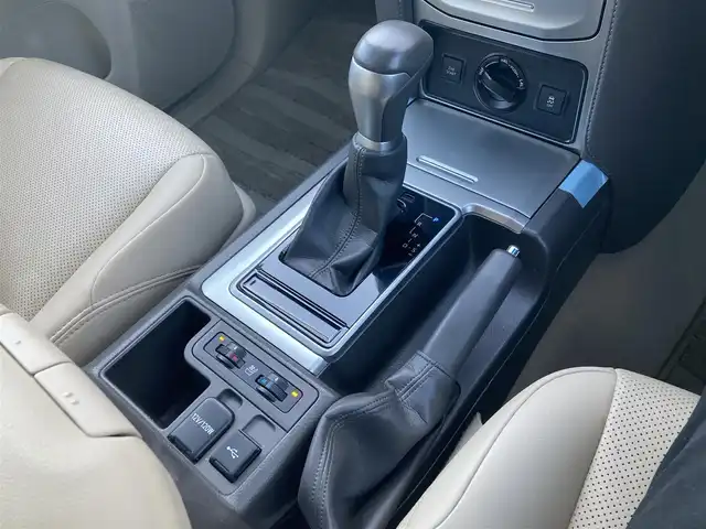 トヨタ ランドクルーザー プラド TX Lパッケージ 香川県 2022(令4)年 3万km ホワイトパールクリスタルシャイン 登録時走行距離：29532km/メーカー純正9型ナビ/　BT接続 フルセグTV/パノラミックビューモニター/プリクラッシュセーフティシステム/レーダークルーズコントロール/レーンキープアシスト/クリアランスソナー/ブラインドスポットモニター/オートハイビーム/LEDヘッドライト/オートライト/フォグランプ/ヘッドライトウォッシャー/ルーフレール/ベージュレザーシート/シートヒーター/エアシート/パワーシート/ビルトインETC2.0/プッシュスタート/スマートキー