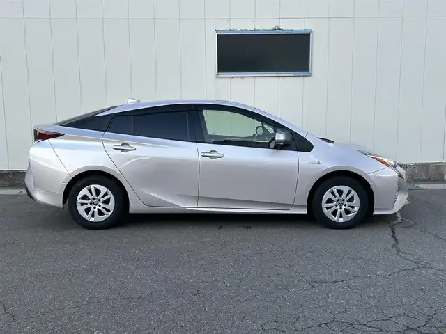 トヨタ プリウス Sセーフティプラス 福島県 2016(平28)年 14.3万km スティールブロンドM (株)IDOMが運営する【じしゃロン福島店】の自社ローン対象車両になります。こちらは現金ご利用時の価格です。自社ローンご希望の方は別途その旨お申付け下さい。/純正ナビ/（AM/FM/BT/フルセグTV/CD/DVD）/ステアリングリモコン/クルーズコントロール/コーナーセンサー/ドアバイザー/革巻きステアリングリモコン/フォグライト/HUD/禁煙車/ETC