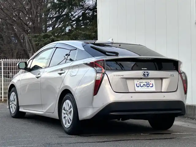 トヨタ プリウス Sセーフティプラス 福島県 2016(平28)年 14.3万km スティールブロンドM (株)IDOMが運営する【じしゃロン福島店】の自社ローン対象車両になります。こちらは現金ご利用時の価格です。自社ローンご希望の方は別途その旨お申付け下さい。/純正ナビ/（AM/FM/BT/フルセグTV/CD/DVD）/ステアリングリモコン/クルーズコントロール/コーナーセンサー/ドアバイザー/革巻きステアリングリモコン/フォグライト/HUD/禁煙車/ETC