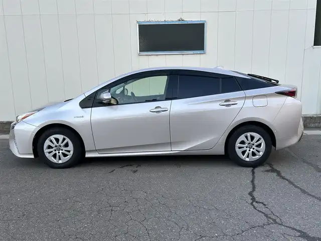 トヨタ プリウス Sセーフティプラス 福島県 2016(平28)年 14.3万km スティールブロンドM (株)IDOMが運営する【じしゃロン福島店】の自社ローン対象車両になります。こちらは現金ご利用時の価格です。自社ローンご希望の方は別途その旨お申付け下さい。/純正ナビ/（AM/FM/BT/フルセグTV/CD/DVD）/ステアリングリモコン/クルーズコントロール/コーナーセンサー/ドアバイザー/革巻きステアリングリモコン/フォグライト/HUD/禁煙車/ETC