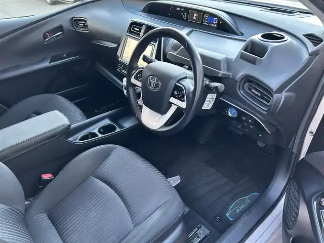 トヨタ プリウス Sセーフティプラス 福島県 2016(平28)年 14.3万km スティールブロンドM (株)IDOMが運営する【じしゃロン福島店】の自社ローン対象車両になります。こちらは現金ご利用時の価格です。自社ローンご希望の方は別途その旨お申付け下さい。/純正ナビ/（AM/FM/BT/フルセグTV/CD/DVD）/ステアリングリモコン/クルーズコントロール/コーナーセンサー/ドアバイザー/革巻きステアリングリモコン/フォグライト/HUD/禁煙車/ETC