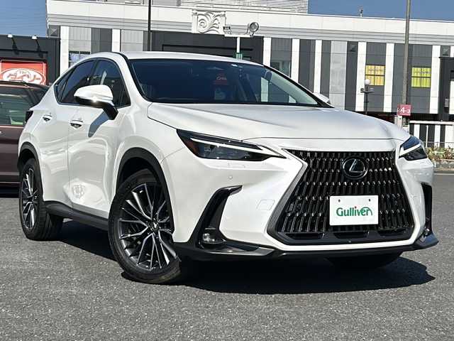 レクサス ＮＸ 350h バージョンL 千葉県 2023(令5)年 1.8万km ソニッククォーツ ワンオーナー/１４インチディスプレイ/フルセグTV/Bluetooth/AM/FM/Miracast/前後ドラレコ/バックカメラ/レーダークルーズコントロール/三眼LEDヘッドライト/運転支援/・LDA（レーンディパーチャーアラート）/・BSM（ブラインドスポットモニター）/・RCTA（リヤクロストラフィックアラート）/・PCTA（プリクラッシュセーフティ）/・PKSB（パーキングサポートブレーキ）/・LCA（レーンチェンジアシスト）/・クリアランスソナー/コンビレザーシート/全席シートーヒーター/前席シートベンチレーション/ステアリングヒーター/パワーシート（D＋N席）/メモリーシート/電動リアゲート/オートマチックハイビーム/スペアキー/カードキー/保証書/取扱説明書