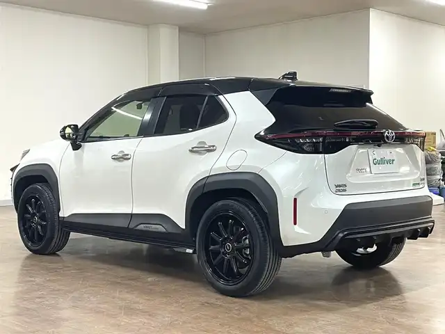 トヨタ ヤリスクロス ハイブリッド Z 道央・札幌 2021(令3)年 2.1万km ブラックマイカ/ホワイトパールクリスタルシャイン 2トーン ワンオーナー/4WD/寒冷地仕様/TOM’Sエアロ（フロント/サイド/リア）/5ZIGEN 18インチAW/純正T-Connectナビ/フルセグTV/Bluetooth/Miracast/全方位カメラ/トヨタセーフティセンス/プリクラッシュセーフティ/レーントレーシングアシスト/ロードサインアシスト/レーダークルーズコントロール/先行車発進告知機能/ブラインドスポットモニター/フロントワイパーダイサー/オートマチックハイビーム/ヘッドライトレベライザー/クリアランスソナー/リヤクロストラフィックアラート/パーキングサポートブレーキ/ドライブセレクトスイッチ/トレイル/スノーモード/ダウンヒルアシストコントロール/パワーバックドア/運転席パワーシート/ハーフレザーシート/前席シートヒーター/ステアリングヒーター/LEDヘッドライト/デイライト/純正ドライブレコーダー/ETC2.0/スマートキー×2/AC100V電源/2.1A USB/純正AW付スタッドレスセット積込み/　（215/50/18 BS VRX3 2021年製6mm）/保証書/取扱説明書