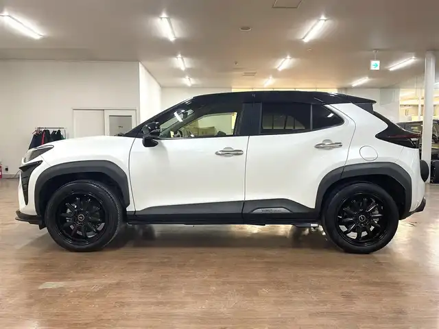 トヨタ ヤリスクロス ハイブリッド Z 道央・札幌 2021(令3)年 2.1万km ブラックマイカ/ホワイトパールクリスタルシャイン 2トーン ワンオーナー/4WD/寒冷地仕様/TOM’Sエアロ（フロント/サイド/リア）/5ZIGEN 18インチAW/純正T-Connectナビ/フルセグTV/Bluetooth/Miracast/全方位カメラ/トヨタセーフティセンス/プリクラッシュセーフティ/レーントレーシングアシスト/ロードサインアシスト/レーダークルーズコントロール/先行車発進告知機能/ブラインドスポットモニター/フロントワイパーダイサー/オートマチックハイビーム/ヘッドライトレベライザー/クリアランスソナー/リヤクロストラフィックアラート/パーキングサポートブレーキ/ドライブセレクトスイッチ/トレイル/スノーモード/ダウンヒルアシストコントロール/パワーバックドア/運転席パワーシート/ハーフレザーシート/前席シートヒーター/ステアリングヒーター/LEDヘッドライト/デイライト/純正ドライブレコーダー/ETC2.0/スマートキー×2/AC100V電源/2.1A USB/純正AW付スタッドレスセット積込み/　（215/50/18 BS VRX3 2021年製6mm）/保証書/取扱説明書