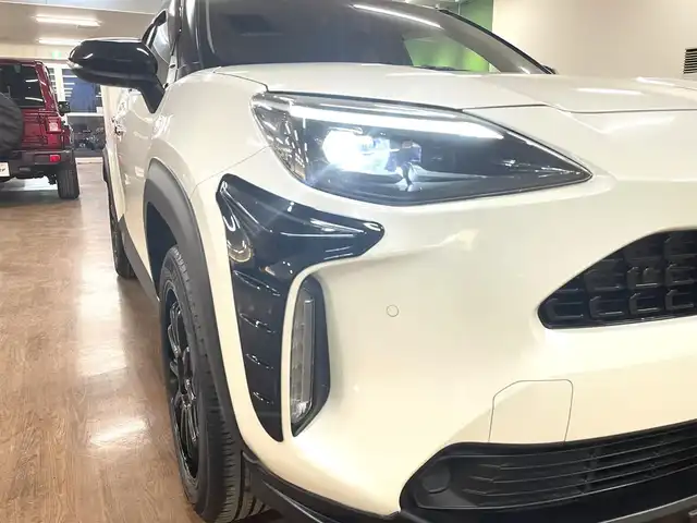トヨタ ヤリスクロス ハイブリッド Z 道央・札幌 2021(令3)年 2.1万km ブラックマイカ/ホワイトパールクリスタルシャイン 2トーン ワンオーナー/4WD/寒冷地仕様/TOM’Sエアロ（フロント/サイド/リア）/5ZIGEN 18インチAW/純正T-Connectナビ/フルセグTV/Bluetooth/Miracast/全方位カメラ/トヨタセーフティセンス/プリクラッシュセーフティ/レーントレーシングアシスト/ロードサインアシスト/レーダークルーズコントロール/先行車発進告知機能/ブラインドスポットモニター/フロントワイパーダイサー/オートマチックハイビーム/ヘッドライトレベライザー/クリアランスソナー/リヤクロストラフィックアラート/パーキングサポートブレーキ/ドライブセレクトスイッチ/トレイル/スノーモード/ダウンヒルアシストコントロール/パワーバックドア/運転席パワーシート/ハーフレザーシート/前席シートヒーター/ステアリングヒーター/LEDヘッドライト/デイライト/純正ドライブレコーダー/ETC2.0/スマートキー×2/AC100V電源/2.1A USB/純正AW付スタッドレスセット積込み/　（215/50/18 BS VRX3 2021年製6mm）/保証書/取扱説明書
