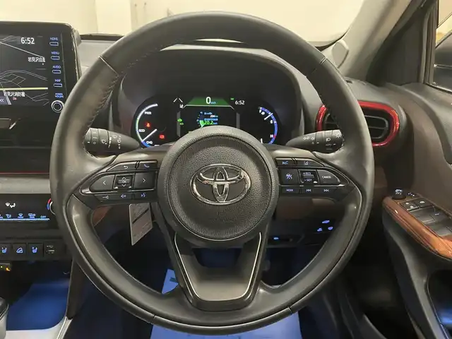 トヨタ ヤリスクロス ハイブリッド Z 道央・札幌 2021(令3)年 2.1万km ブラックマイカ/ホワイトパールクリスタルシャイン 2トーン ワンオーナー/4WD/寒冷地仕様/TOM’Sエアロ（フロント/サイド/リア）/5ZIGEN 18インチAW/純正T-Connectナビ/フルセグTV/Bluetooth/Miracast/全方位カメラ/トヨタセーフティセンス/プリクラッシュセーフティ/レーントレーシングアシスト/ロードサインアシスト/レーダークルーズコントロール/先行車発進告知機能/ブラインドスポットモニター/フロントワイパーダイサー/オートマチックハイビーム/ヘッドライトレベライザー/クリアランスソナー/リヤクロストラフィックアラート/パーキングサポートブレーキ/ドライブセレクトスイッチ/トレイル/スノーモード/ダウンヒルアシストコントロール/パワーバックドア/運転席パワーシート/ハーフレザーシート/前席シートヒーター/ステアリングヒーター/LEDヘッドライト/デイライト/純正ドライブレコーダー/ETC2.0/スマートキー×2/AC100V電源/2.1A USB/純正AW付スタッドレスセット積込み/　（215/50/18 BS VRX3 2021年製6mm）/保証書/取扱説明書