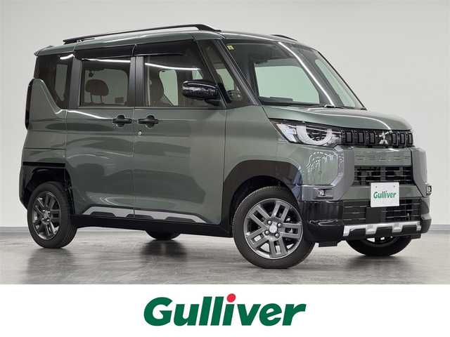 三菱 デリカミニ G 三重県 2023(令5)年 0.7万km ＤグリーンⅡ ハイブリッド/フルタイム4WD/インパネCVT/ストラーダ 7インチナビ/（AM/FM/CD/DVD/SD/iPod/Bluetooth/MEMORY MUSIC/フルセグTV）/バックカメラ/片側ハンズフリースライドドア/ドライブレコーダー 前後/ビルトイン ETC2.0/e-Assist/・衝突被害軽減ブレーキシステム［FCM］/・車線逸脱警報［LDW］/・フロント & バックセンサー/・ふらつき警報/・ハイビームアシスト/・標識検知機能/・アクティブスタビリティコントロール［ASC］/・先行車発進お知らせ/装備/・ルーフレール/・ヒルディセントコントロール/・ハーフレザーシート/・シートヒーター（D/N）/・オートライト/・LEDヘッドライト/・LEDフロントフォグライト/・オートエアコン/・プッシュスタート/・スマートキー/・純正15inAW/外装色…アッシュグリーンメタリックxブラックマイカ［X42F29］