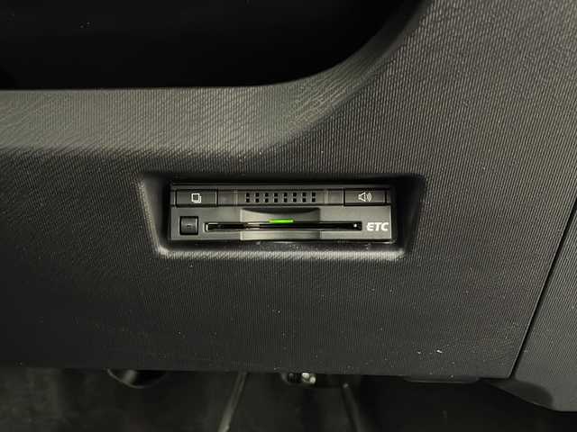 トヨタ アクア S 秋田県 2016(平28)年 1万km グレーメタリック 純正ナビ/（AM/FM/CD/DVD/Bluetooth）/バックカメラ/衝突軽減ブレーキ/レーンキープアシスト/オートライト/HIDヘッドライト/ヘッドライトレベライザー/純正ドアバイザー/純正フロアマット/ビルトインETC/ステアリングスイッチ/電動格納ミラー