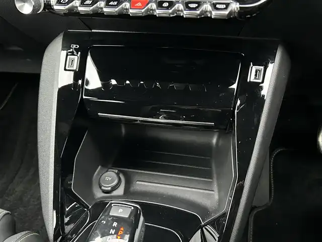 プジョー ２０８ GT 茨城県 2022(令4)年 2.1万km 赤 アクティブセーフティブレーキ　/ＡＣＣ　/ＬＫＡ　/ＢＳＭ　/Ｂカメラ　/パーキングセンサー　/ＣａｒＰｌａｙ　/ＢＴ　/ＵＳＢ　/半革　/シートヒーター　/ＬＥＤ　/オートハイビーム　/ＥＴＣ　/純正１７インチＡＷ　/禁煙車