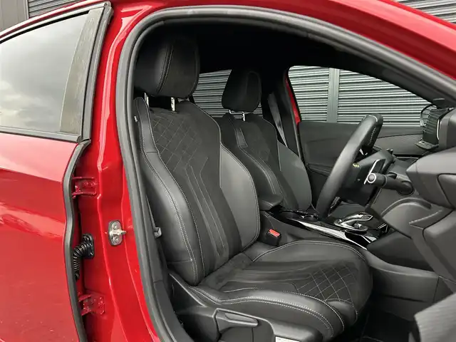 プジョー ２０８ GT 茨城県 2022(令4)年 2.1万km 赤 アクティブセーフティブレーキ　/ＡＣＣ　/ＬＫＡ　/ＢＳＭ　/Ｂカメラ　/パーキングセンサー　/ＣａｒＰｌａｙ　/ＢＴ　/ＵＳＢ　/半革　/シートヒーター　/ＬＥＤ　/オートハイビーム　/ＥＴＣ　/純正１７インチＡＷ　/禁煙車